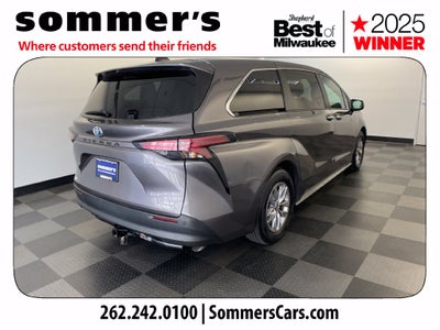 2022 Toyota Sienna XLE 8 Passenger