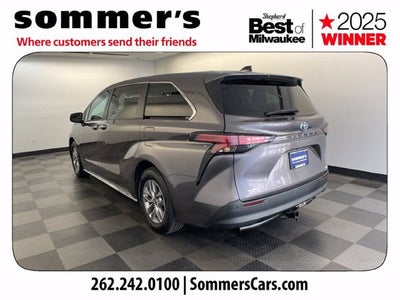 2022 Toyota Sienna XLE 8 Passenger